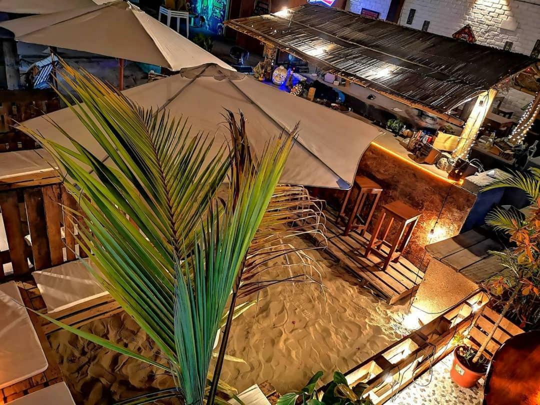 Planet Om Hotel Ика Екстериор снимка